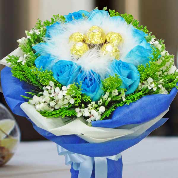 12 Blue Roses with 6 Ferrero Rocher Handbouquet