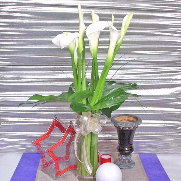 10 Calla lily With Glass Vase