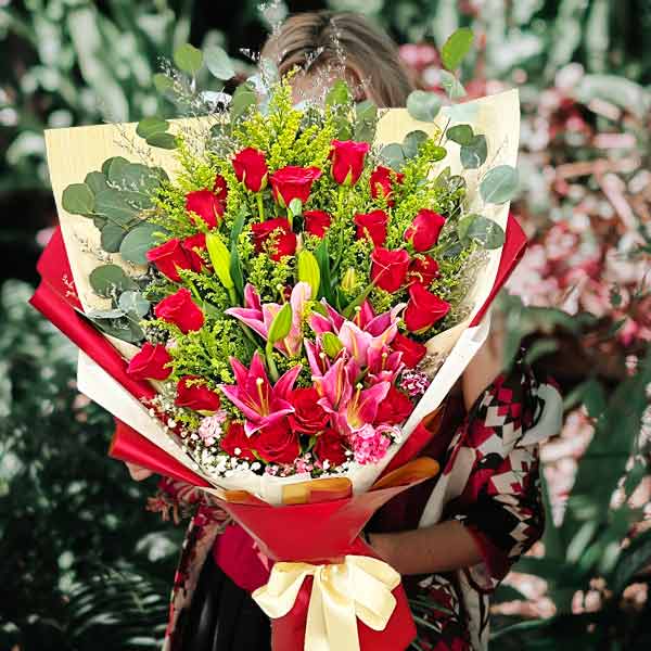 6 Pink Lilies &amp; 25 Red Roses Hand Bouquet