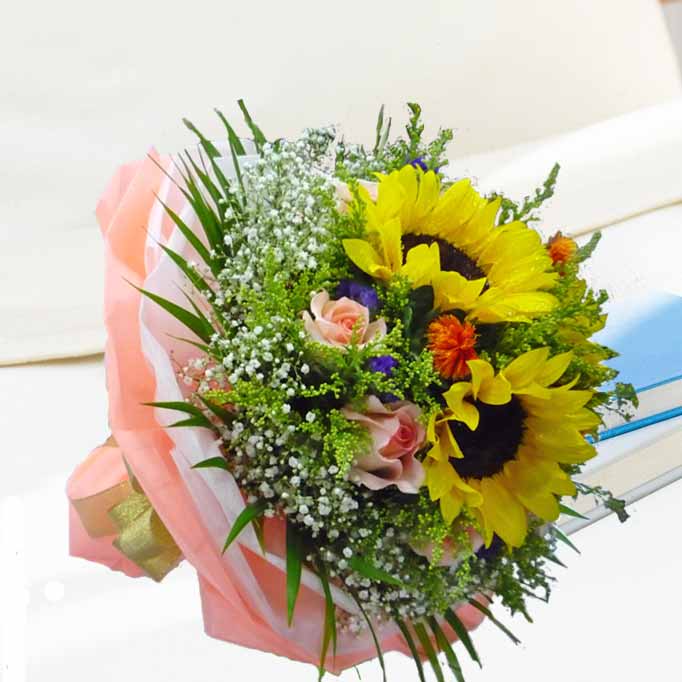 3 Sunflower &amp; 10 Champagne Roses Hand Bouquet