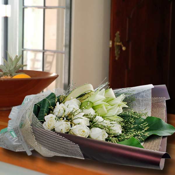 3 White lilies &amp; 12 Roses Hand Bouquet