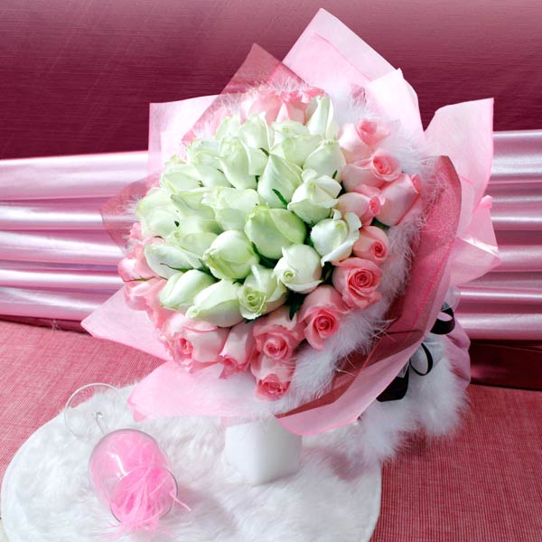 50 Roses (25 White 25 Peach) Handbouquet.