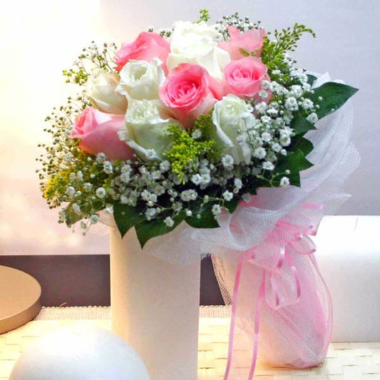 6 Peach 6 White Roses Handbouquet