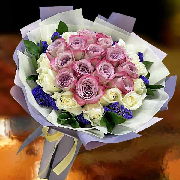 30 Roses ( 15 purple 15 white ) Handbouquet