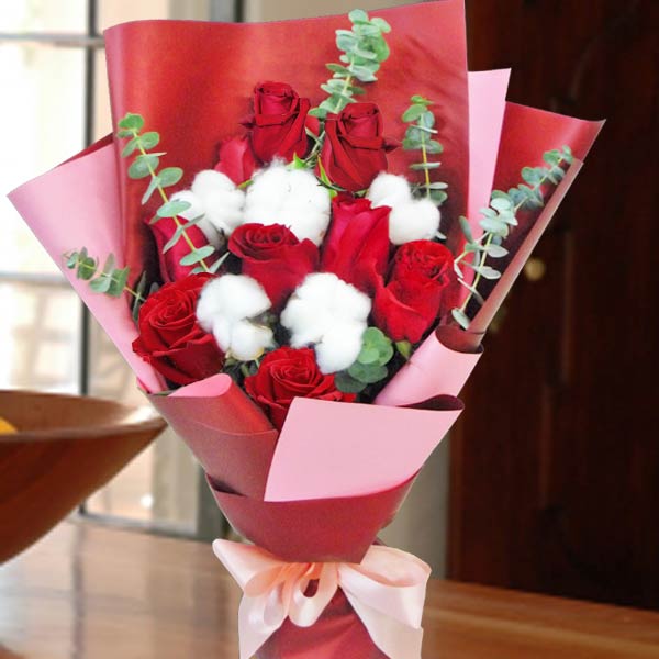 9 Red Roses &amp; Cotton Flowers Handbouquet