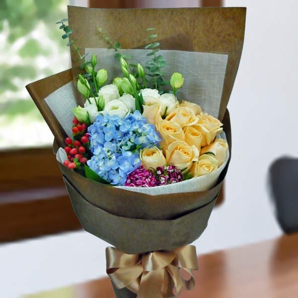 Blue Hydrangea &amp; 10 Champagne Roses HandBouquet.