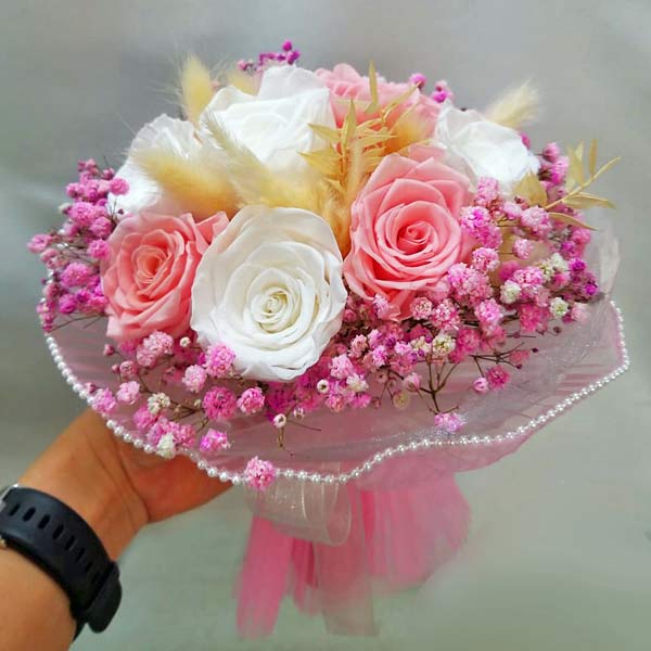 4 Peach &amp; 4 White Preserved Roses With Dried Flowers &amp; Baby&#39;s Breath Small Hand Bouquet