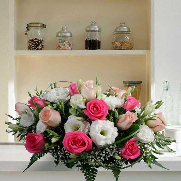 20 mixed roses table arrangement