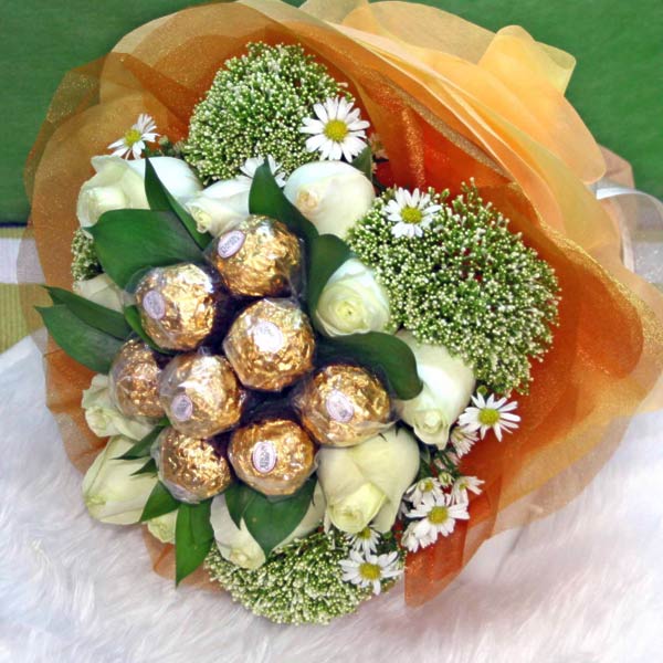 10 White Roses with 8 Ferrero Rocher Handbouquet