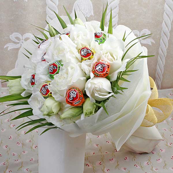 10 White Roses &amp; 10 Lollipop Candies Hand Bouquet