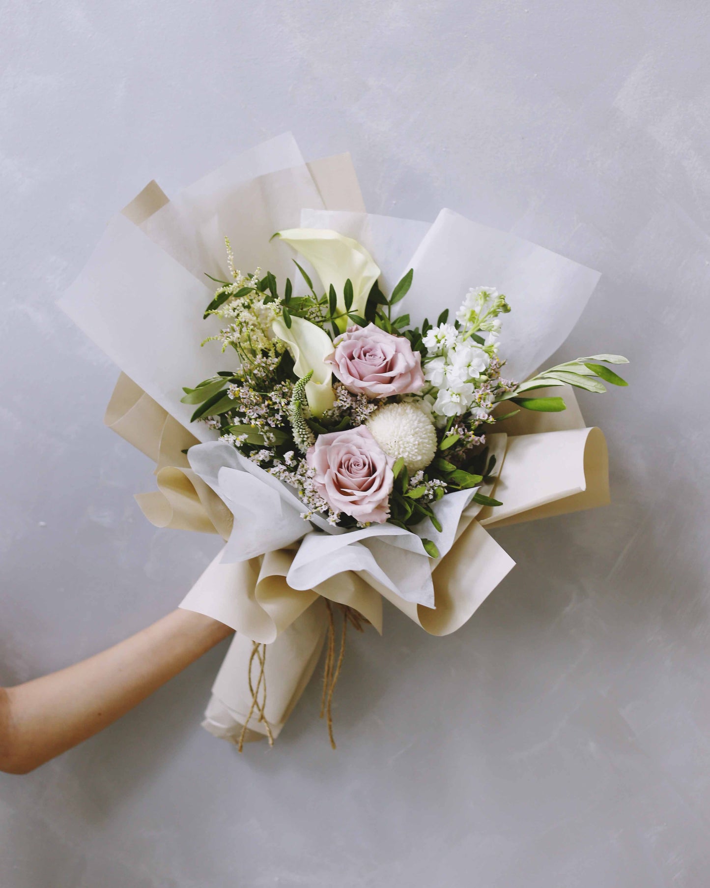 Fresh Calla Lilies and Menta Roses Bouquet